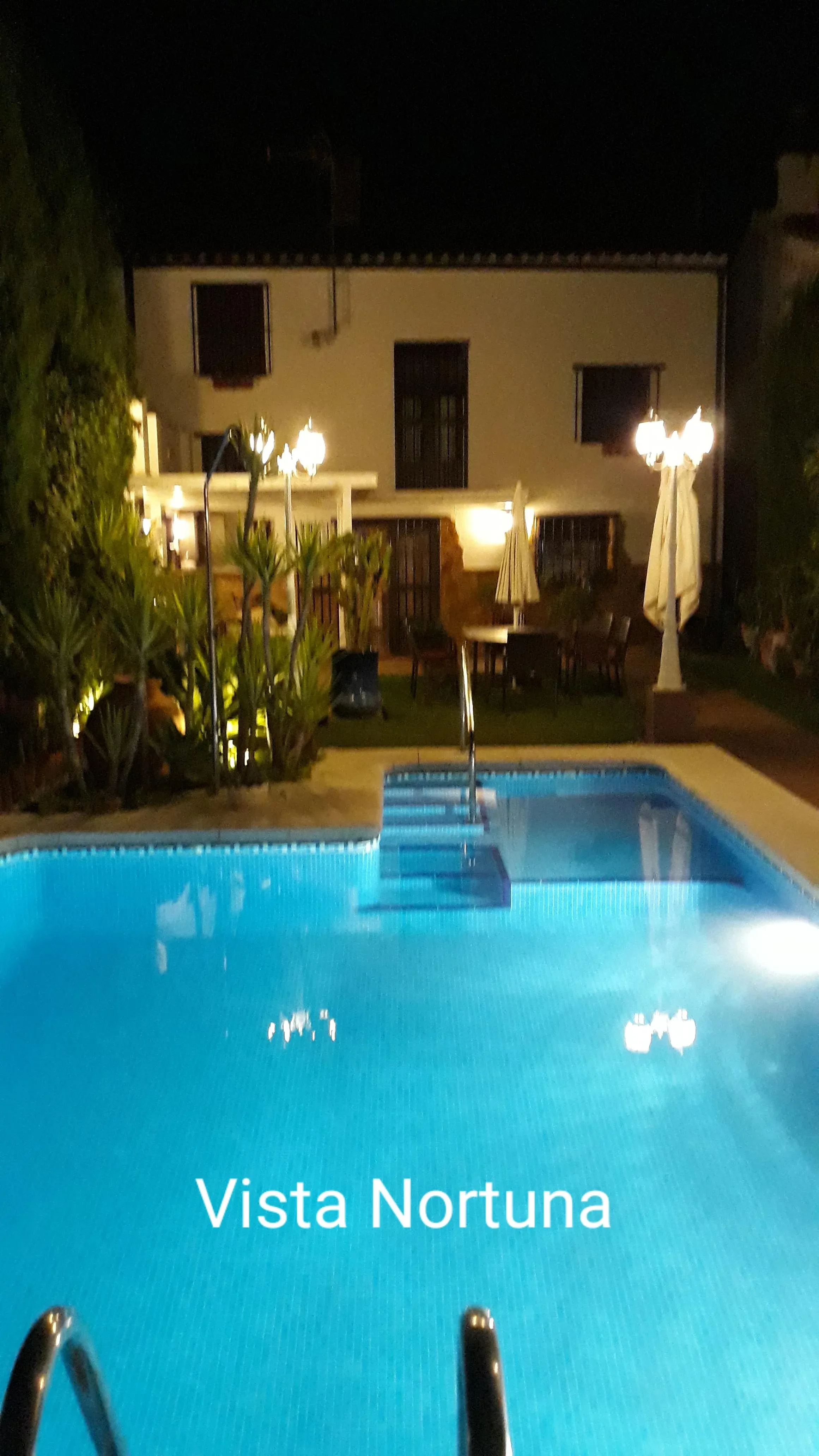 Imagen de Vista nocturna fachada trasera
