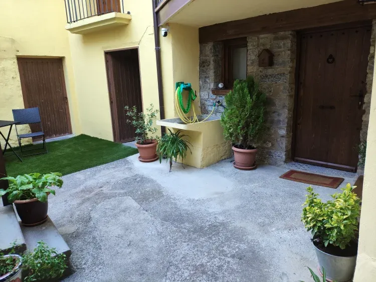 Imagen de Entrada principal y patio.
