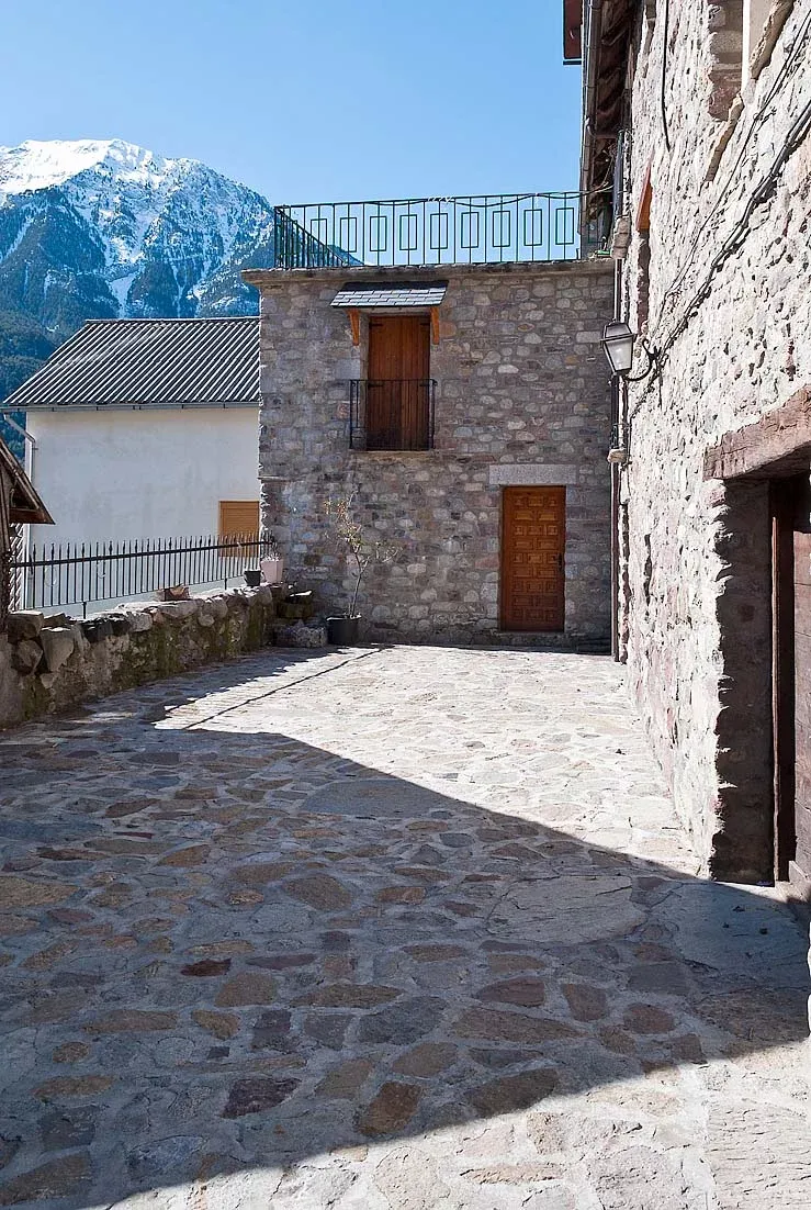 Imagen de Patio y fachada de entrada al Apartamento Ferrón
