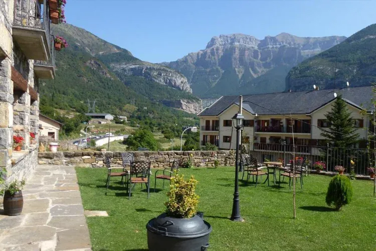 Imagen de Jardín con vistas a Ordesa. 