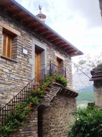 Imagen de Fachada de Lacambra de Pueyo - Casa Rural Pueyo