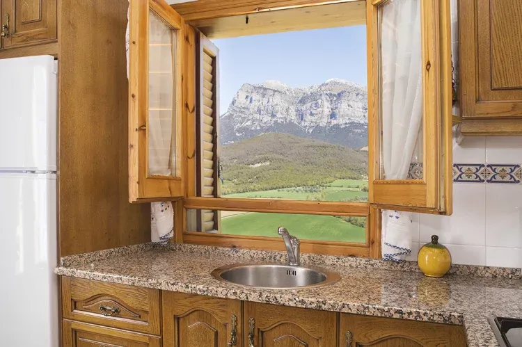 Imagen de Cocina con vistas de Lacambra de Pueyo - Casa Rural Pueyo