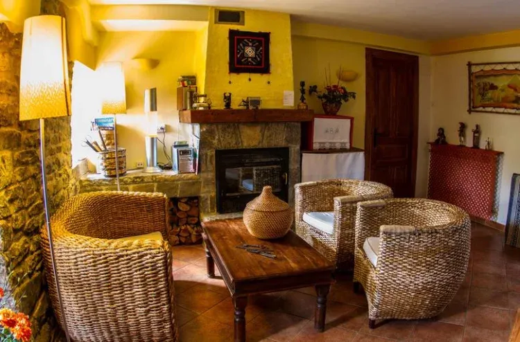 Imagen de Salón con chimenea Casa Basajarau 