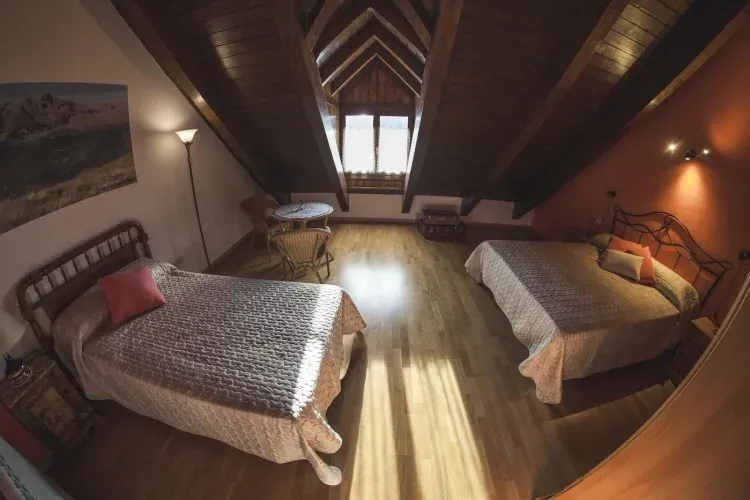 Imagen de habitación buhardilla