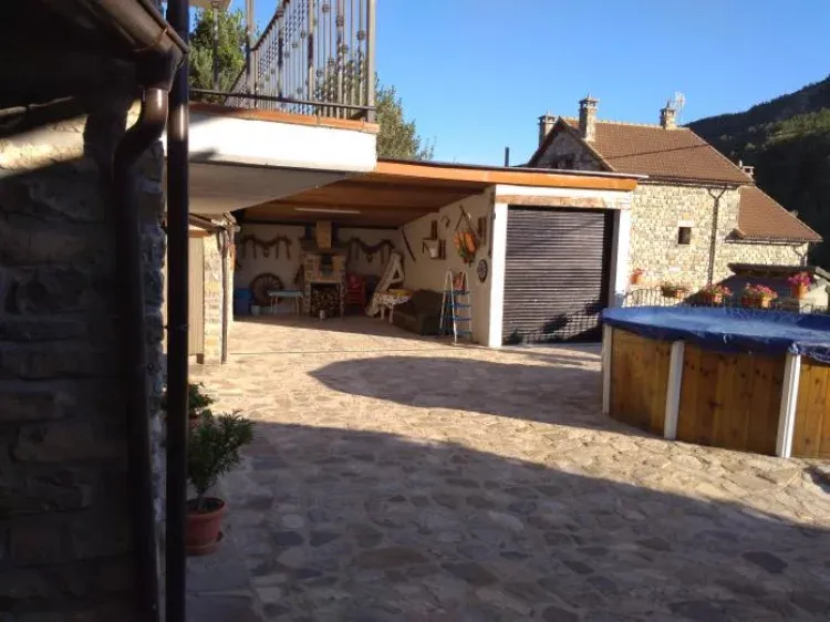 Imagen de Patio exterior de la casa, con piscina privada y horno de leña