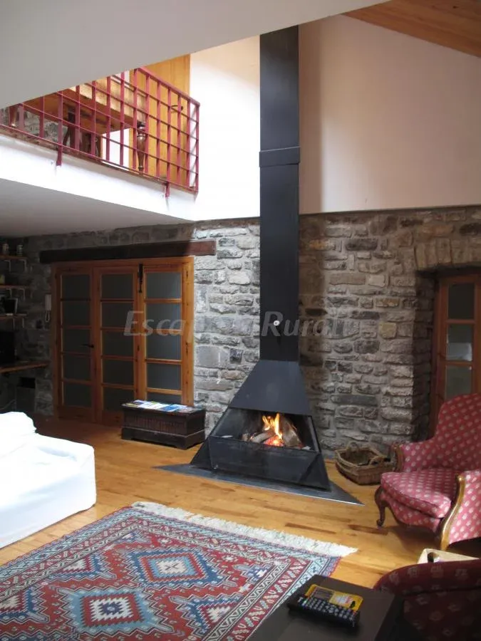 Imagen de Salón con chimenea de diseño