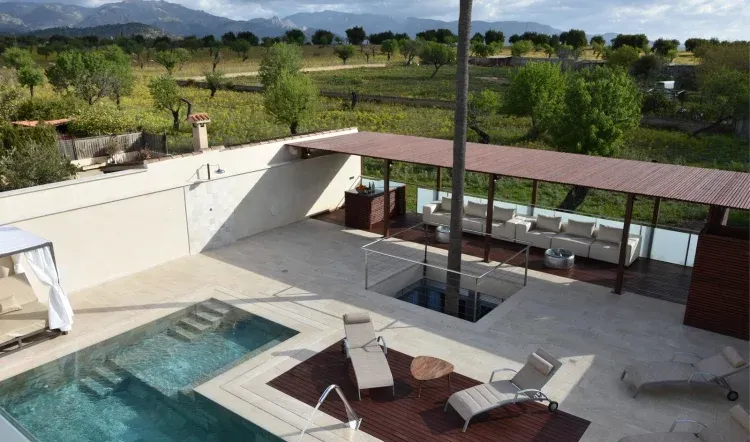 Imagen de •	Gran terraza con piscina, pérgola con cama, hamacas, zona chill out con sofás, aseo, zona de bar exterior, barbacoa de gas y dos neveras exteriores.