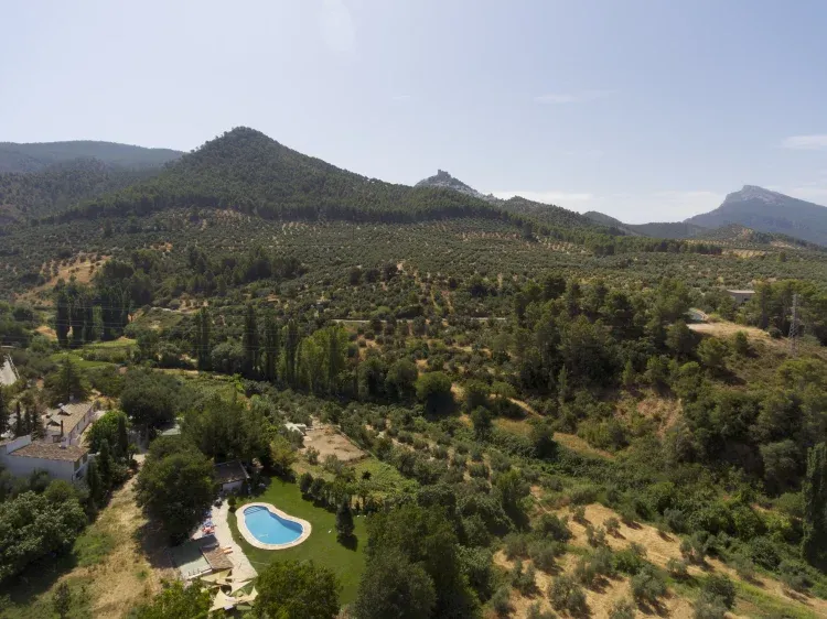 Imagen de Vista aérea del complejo con Segura de la Sierra y el Yelmo en la parte superior 