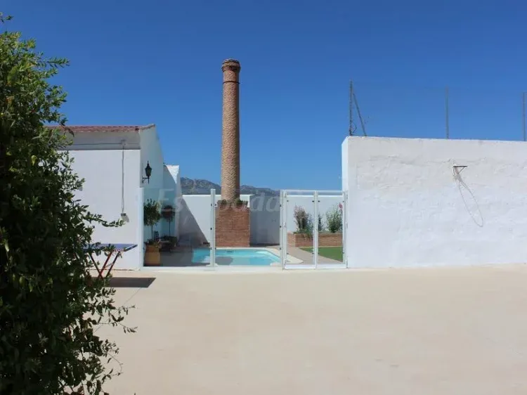 Imagen de Vista piscina desde pista