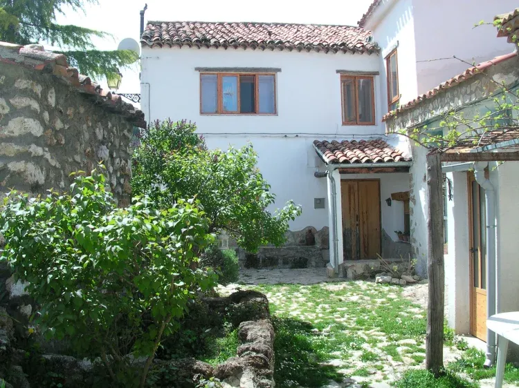 Imagen de Vista exterior plazoleta y fachada.