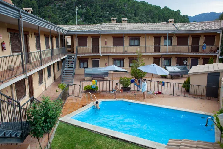 Imagen de Piscina y jardín