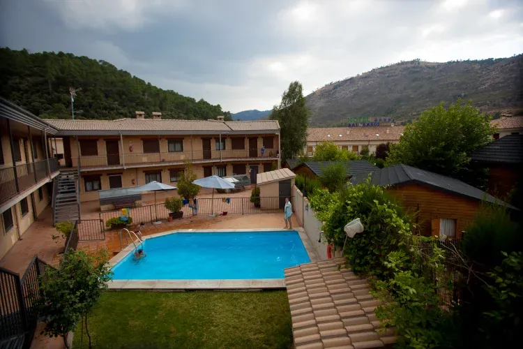 Imagen de Vista aérea piscina y jardín