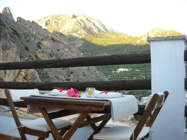 Imagen de Balcón con vistas a la aldea y a la sierra.