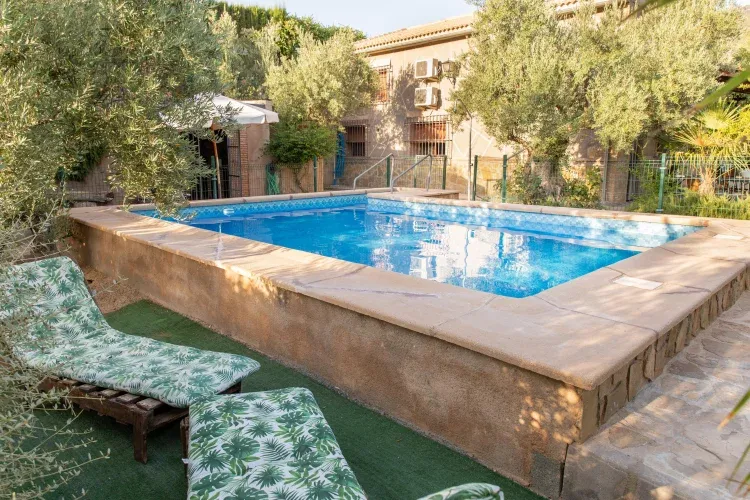 Imagen de Zona de descanso y piscina