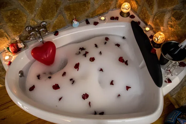 Imagen de jacuzzi con bienvenida romántica