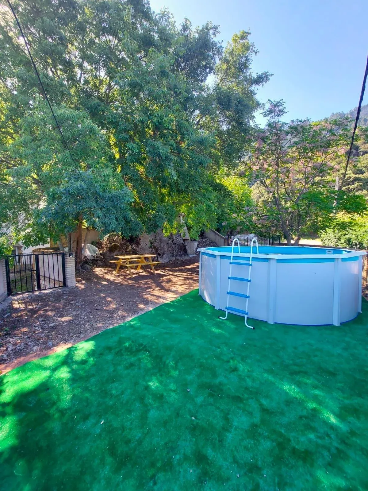 Imagen de Zona exterior piscina y barbacoa privada Casa Rural El Cobijo II