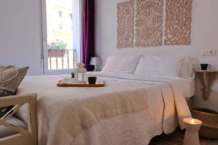 Imagen de Dormitorio con cama de matrimonio en el apartamento de una habitación