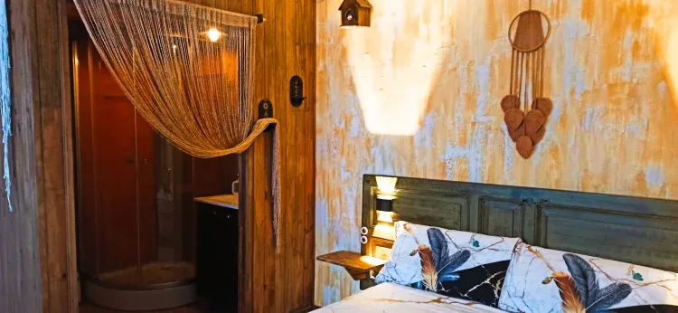 Imagen de dormitorio principal con baño con ducha de hidromasaje