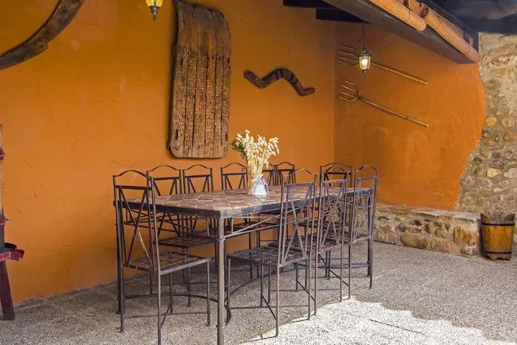 Imagen de Mesa amplia junto a la barbacoa