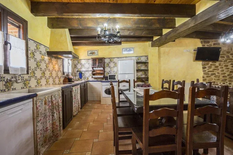 Imagen de Cocina con horno, lavavajillas, vitrocerámica