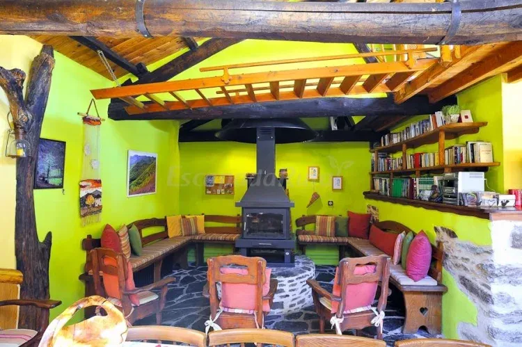 Imagen de Sala-cocina y chimenea parte baja casa.