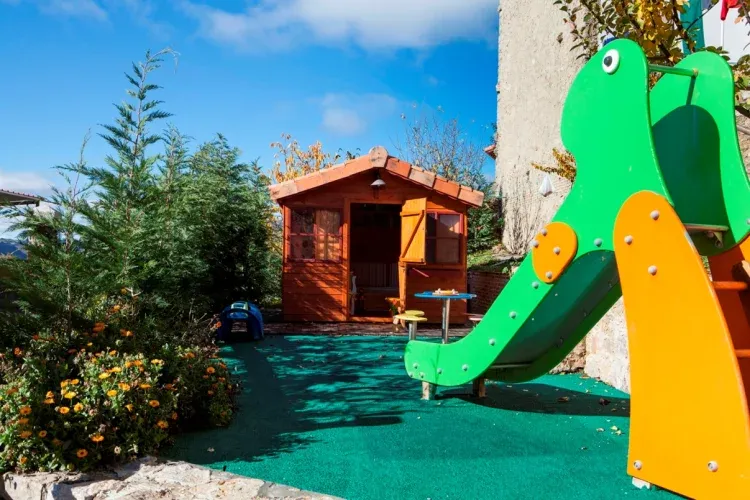 Imagen de Casita de madera y juegos infantiles, tobogán columpio .