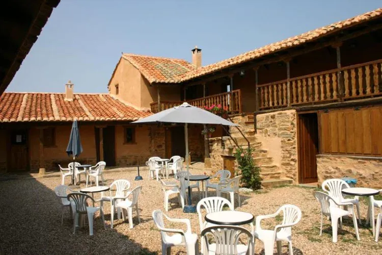 Imagen de Vista del patio central del Albergue Las Águedas