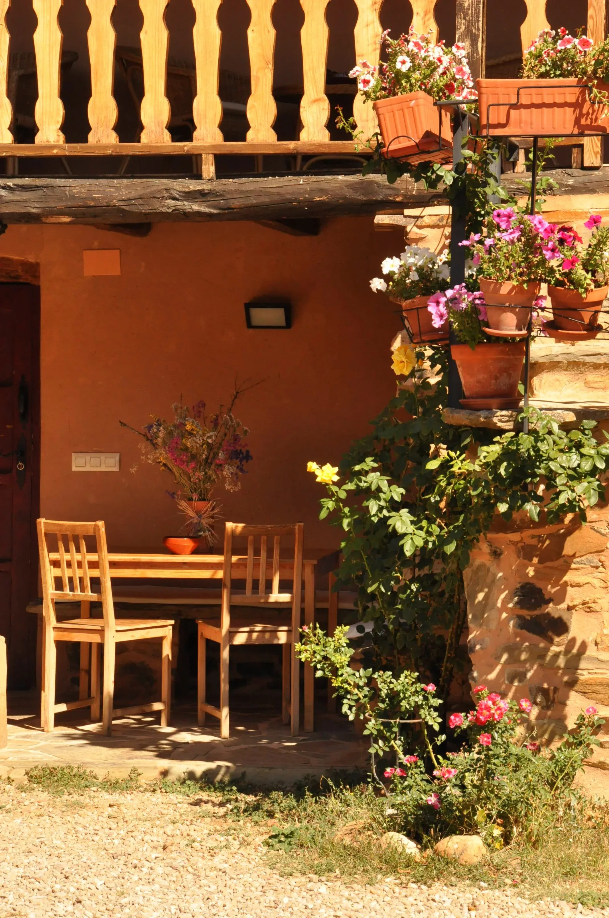 Imagen de Un detalle de uno de los rincones más acogedores del patio central del Albergue Las Águedas