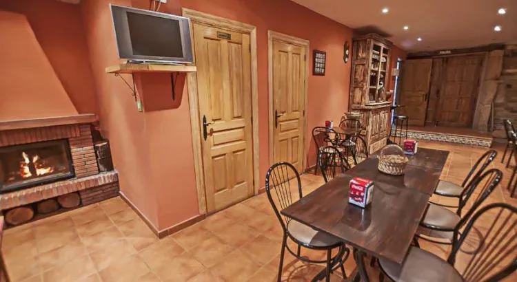 Imagen de comedor con chimenea