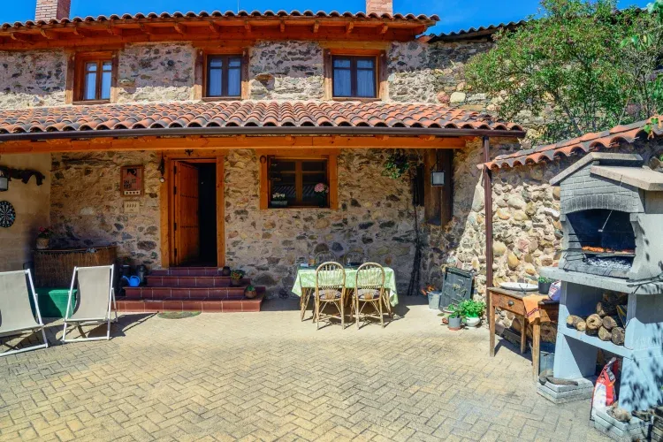 Imagen de Patio con barbacoa y hamacas.