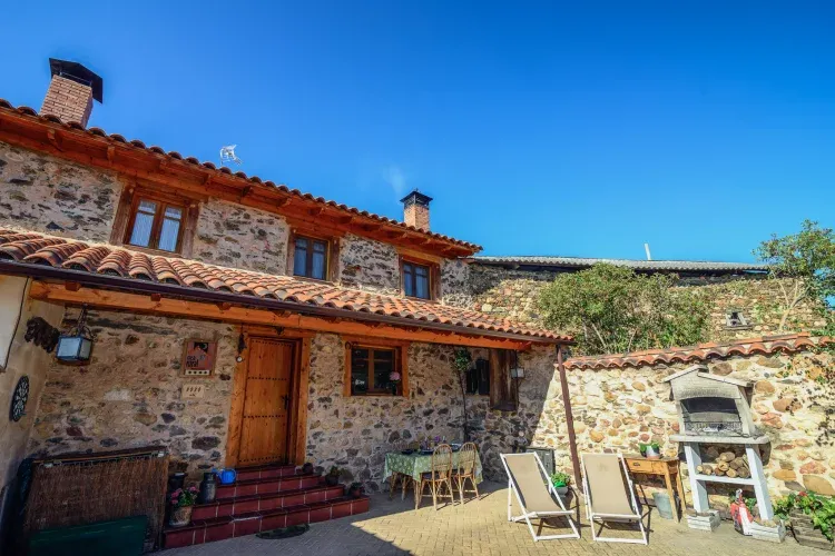 Imagen de Patio exterior con porche de madera.