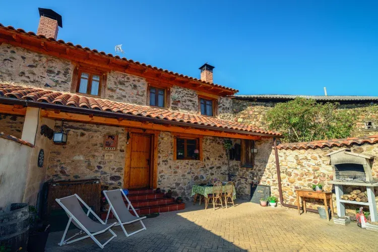 Imagen de Patio exterior con porche de madera.