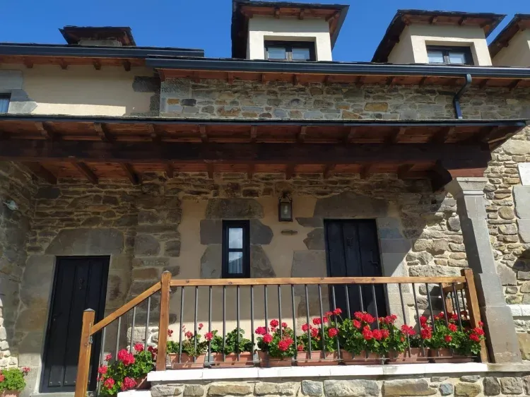 Imagen de Casa Baz, Robles de Laciana, entrada a los Apartamentos 1 y 2