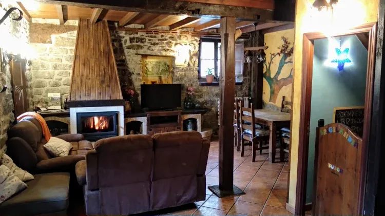 Imagen de Salón con la chimenea de Casa Brigida