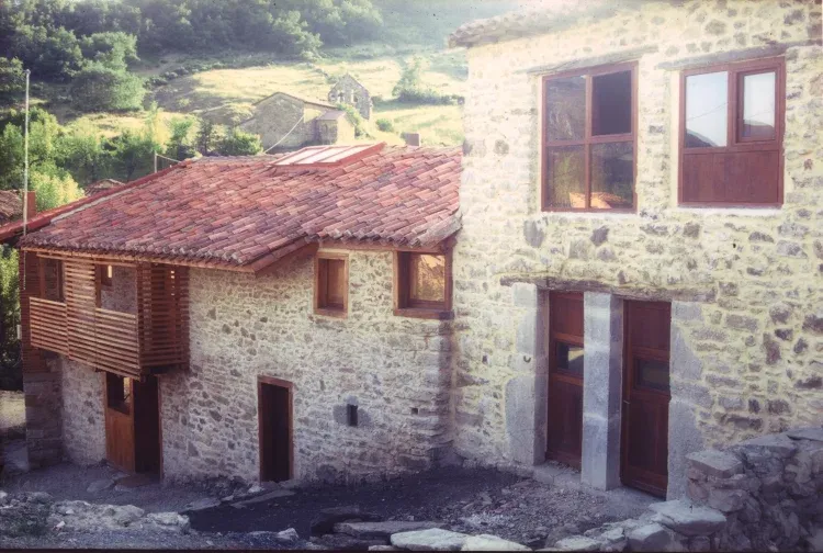 Imagen de foto de fachada de nuestras casas con la ermita al fondo