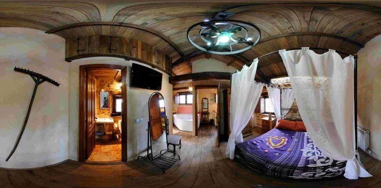 Imagen de Panóramica habitación, cama con dosel y jacuzzi