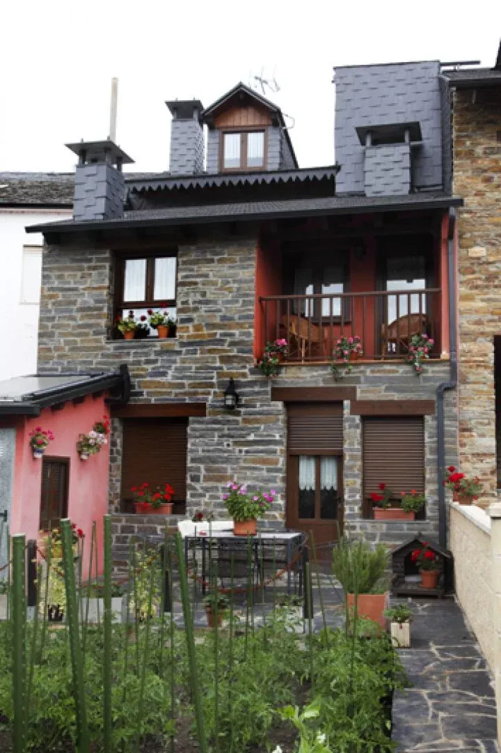 Imagen de prte trasera de la casa con  huerto ecológico