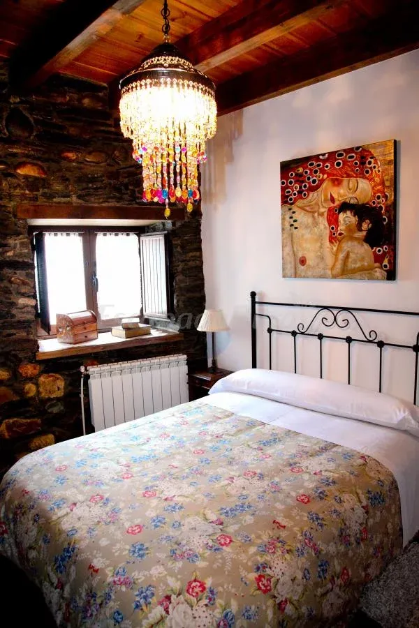 Imagen de dormitoro cama de matrimonio con baño