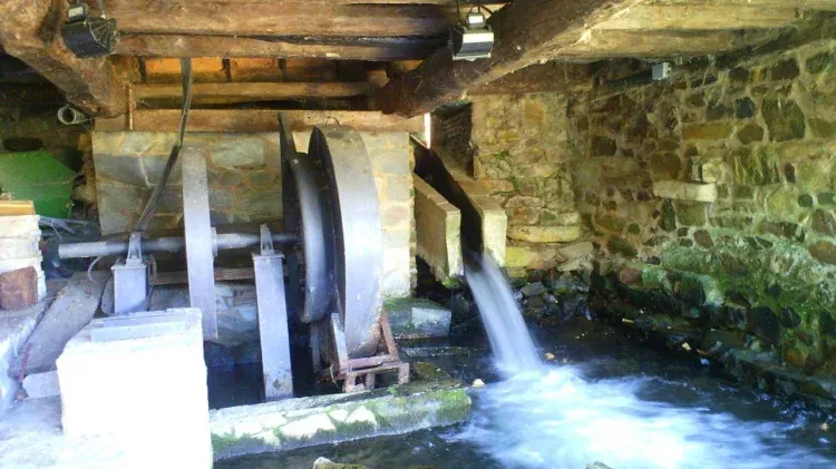 Imagen de El salto de agua que atraviesa el molino