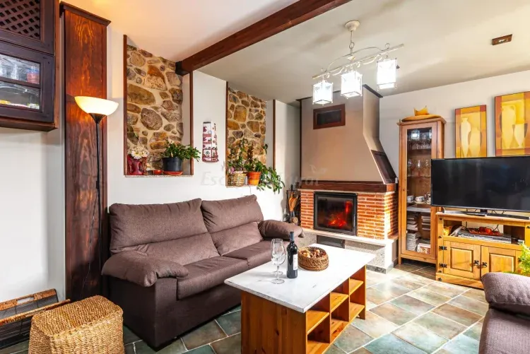 Imagen de Salón con chimenea