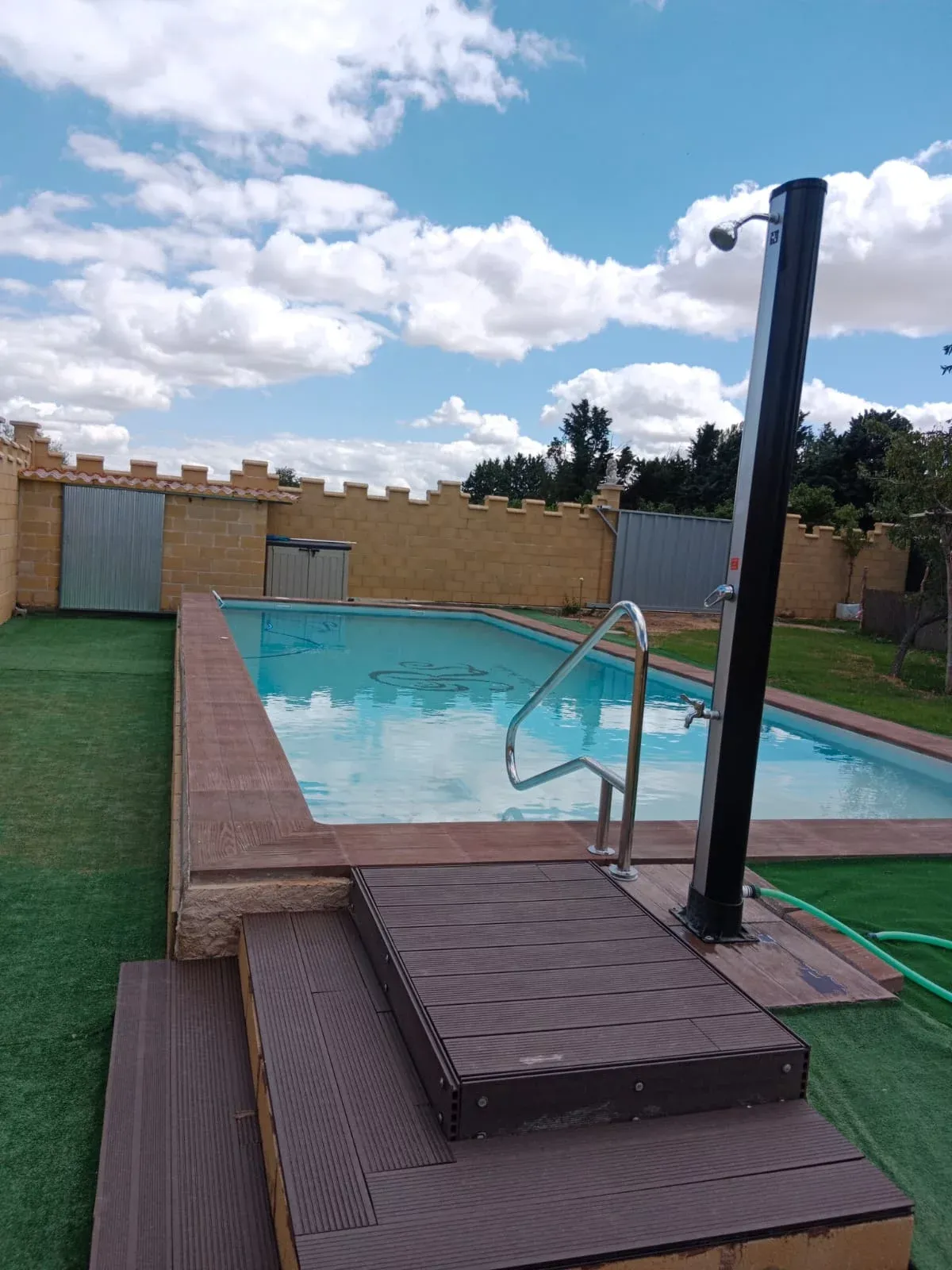 Imagen de Piscina con ducha solar