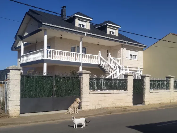 Imagen de Vista desde la calle con Lola y Sinosuke