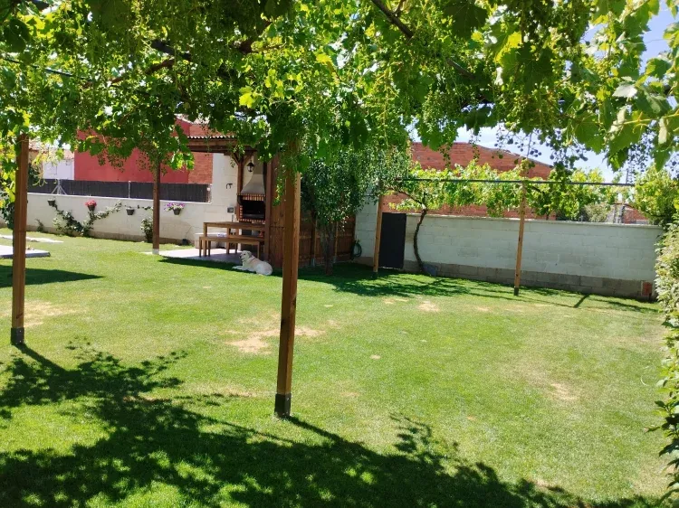 Imagen de Amplio jardín con césped natural