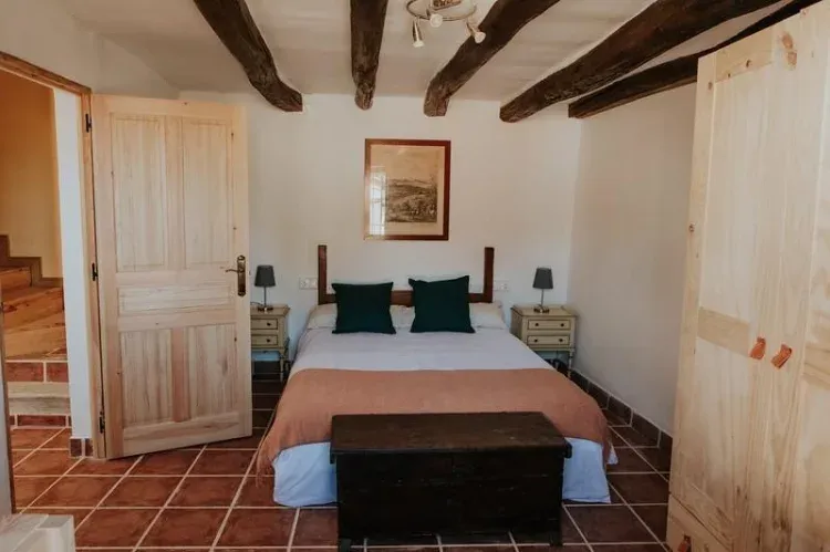 Imagen de Dormitorio con cama queen