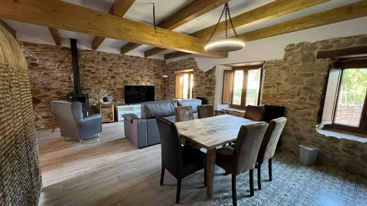 Imagen de (VILLA 1) Comedor iluminado con lampara artesanal