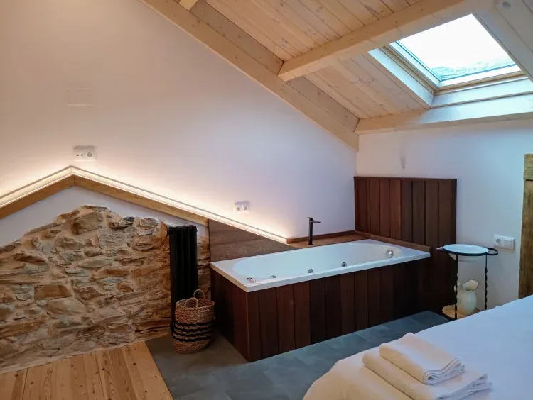 Imagen de Dormitorio con cama doble extragrande de 2 metros de ancho y bañera de hidromasaje