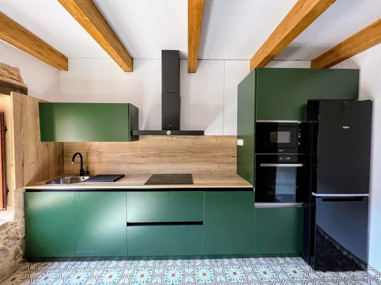 Imagen de Cocina completamente equipada con combi, lavavajillas, placa inducción, horno, microondas...