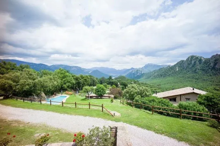 Imagen de Vistas de la piscina y Cal Marti