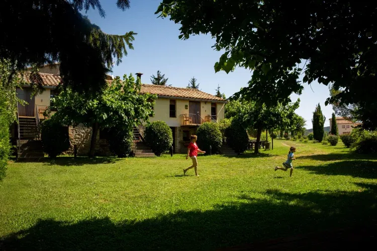 Imagen de Gran jardín con parque infantil