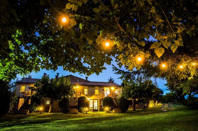 Imagen de Gran jardín con luces